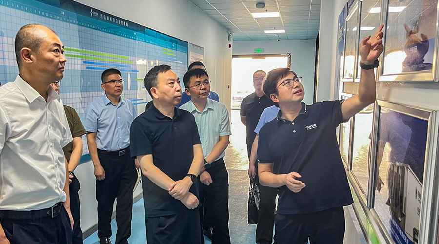 江苏省镇江市新区管委会领导莅临尊龙凯时人生就是搏储能江苏工厂调研指导