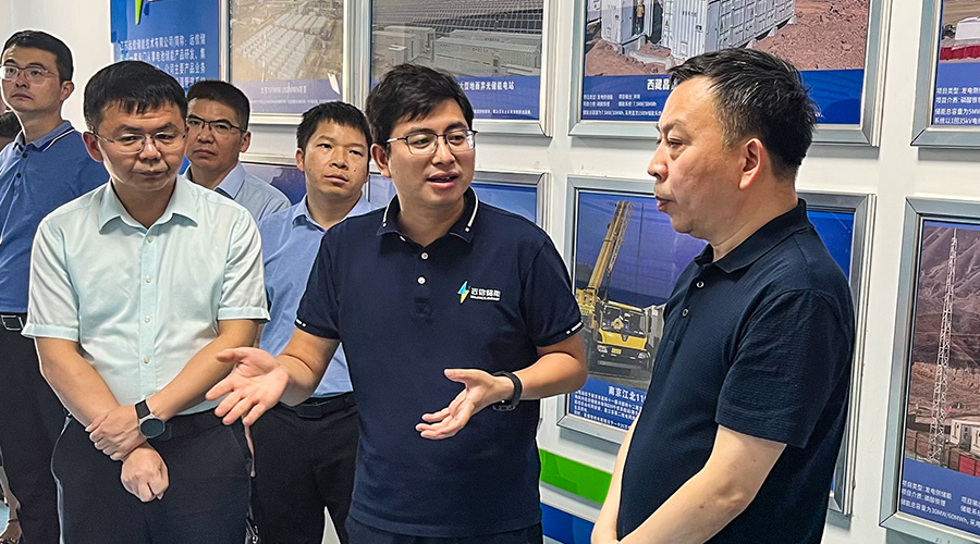 江苏省镇江市新区管委会领导莅临尊龙凯时人生就是搏储能江苏工厂调研指导