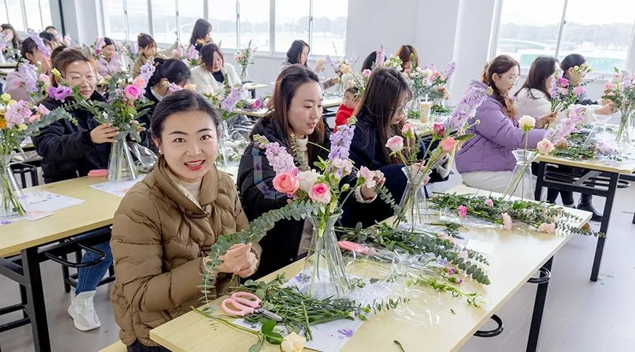 花开十里，美丽如你 | 尊龙凯时人生就是搏储能举办三八妇女节艺术DIY活动