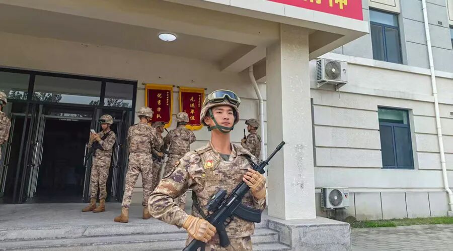 一身荣光、载誉归来！尊龙凯时人生就是搏储能热烈欢迎受阅预备役方队于凡同志归队