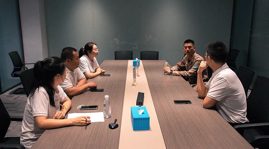 一身荣光、载誉归来！尊龙凯时人生就是搏储能热烈欢迎受阅预备役方队于凡同志归队